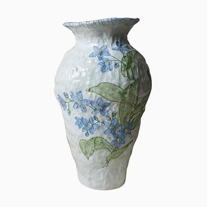 Blaue Vase mit Blumenstickerei von Caroline Harrisus