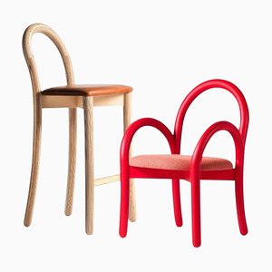 Butaca Goma en rojo y silla de bar Goma de Made by Choice. Juego de 2