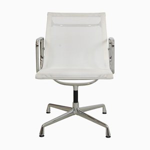 Ea-108 Drehstuhl aus weißem Netzgewebe von Charles Eames für Vitra, 2000er