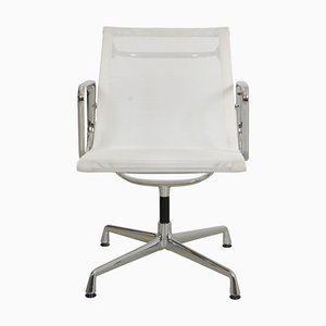 Silla giratoria Ea-108 de malla blanca de Charles Eames para Vitra, década de 2000