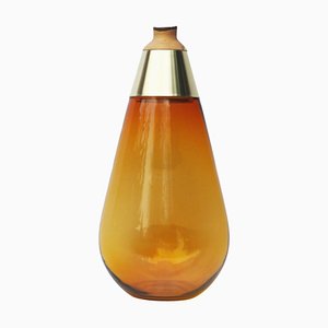 Vaso in vetro soffiato ambrato e ottone di Pia Wüstenberg