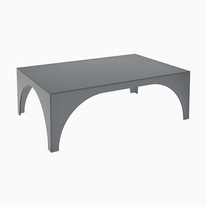 Mesa de centro arqueada de vidrio satinado en negro de Sebastian Scherer