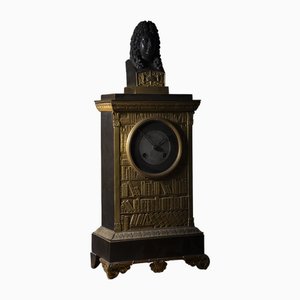 Reloj figurado francés Luis XIV de bronce dorado con diseño de biblioteca