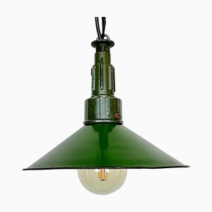 Lámpara colgante militar industrial esmaltada en verde con superficie de aluminio fundido, años 60