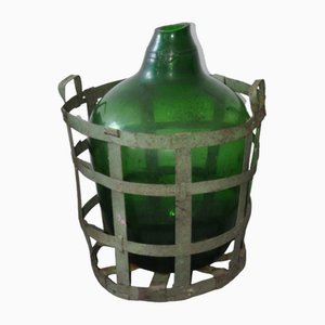Botella vintage grande de vidrio con cesta de metal