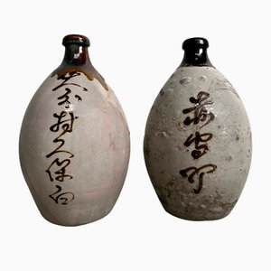 Botellas de sake de cerámica esmaltada, Japón, década de 1890. Juego de 2