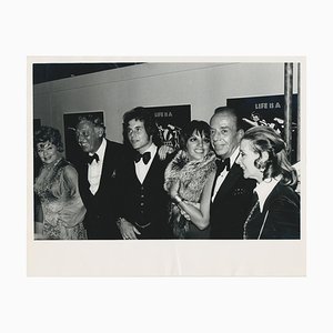 Liza Minnelli avec sa famille et ses amis lors d'une première, 1966, Photographie