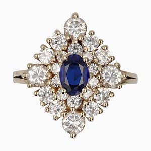 Anillo moderno con gemas sintéticas en azul y blanco en oro amarillo de 18 K con forma de diamante