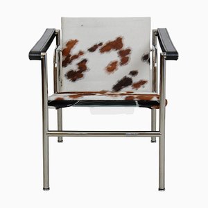 Silla LC-1 de piel de ponys en marrón y blanco de Le Corbusier para Cassina