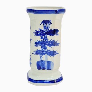 Jarrón japonés antiguo octogonal de porcelana en azul y blanco con paisaje