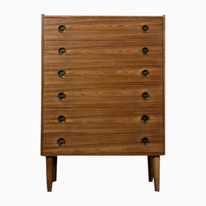 Cajonera alta danesa Mid-Century moderna de teca con tiradores de latón, años 60