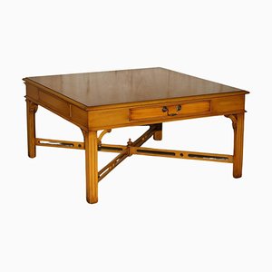 Burr Yew Wood Couchtisch mit zwei Schubladen im Stil von Thomas Chippendale