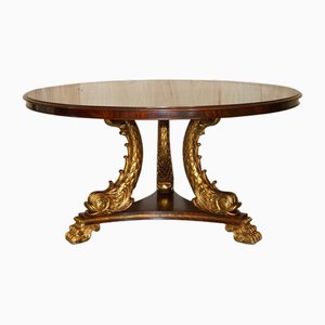 Mesa de comedor Regency Gold de madera dorada con delfines con superficie de madera maciza flameada