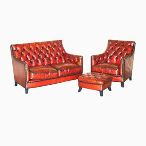 Poltrona e divano Chesterfield Suite in pelle bordeaux completamente tinti a mano, set di 3