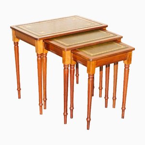 Tavolini vintage Nest of Three in legno duro con ripiano in pelle verde goffrata foglia oro, set di 3