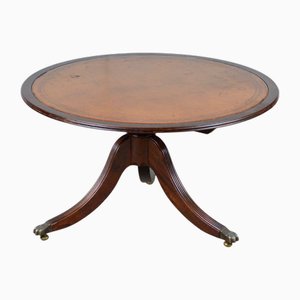 Tavolino da caffè vittoriano ribaltabile in pelle marrone con base a treppiede intagliata a forma di leone