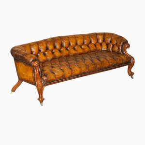 Antikes viktorianisches Chesterfield Sofa aus geschnitztem Nussholz & braunem Leder