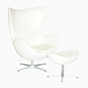 Silla Egg y reposapiés de cuero crema de Fritz Hansen. Juego de 2