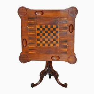 Mesa de juegos de backgammon victoriana de nogal con la parte superior inclinada de tablero de ajedrez, década de 1880