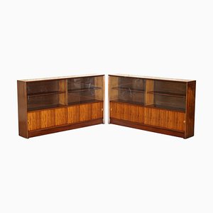 Librerías Herbert Gibbs de teca enanas con puerta de vidrio Mid-Century modernas. Juego de 2