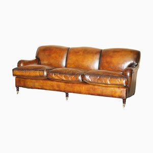 Sofá grande con brazos en forma de desplazamiento de cuero marrón de George Smith para Howard & Sons