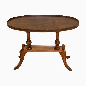 Table Basse Regency Ovale Antique en Bois d'If Pie Crust Edge sur Pieds Sabre