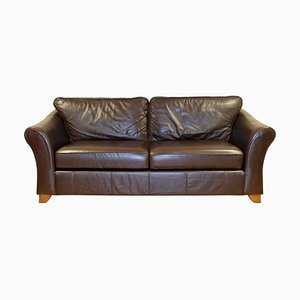 Sofá de dos plazas de cuero marrón con patas de madera de Marks & Spencer