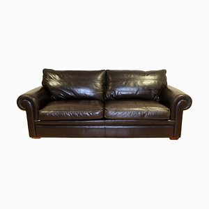 Sofá de 3 plazas de cuero marrón con brazos scroll clásicos