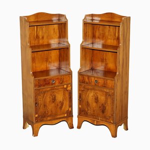 Librerías inglesas vintage en forma de cascada de madera flameada con bases de alacena. Juego de 2