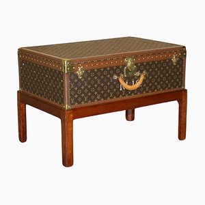 Mesa de centro baúl vintage de cuero marrón atribuida a Louis Vuitton para Louis Vuitton