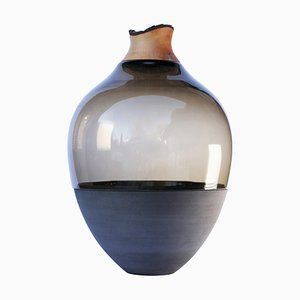 Modellierte Vase aus mundgeblasenem Glas & Messing von Pia Wüstenberg