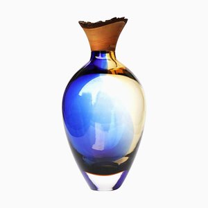 Blaue und bernsteinfarbene Vase aus mundgeblasenem Glas von Pia Wüstenberg