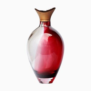 Jarrón de vidrio soplado esculpido en rojo y gris de Pia Wüstenberg