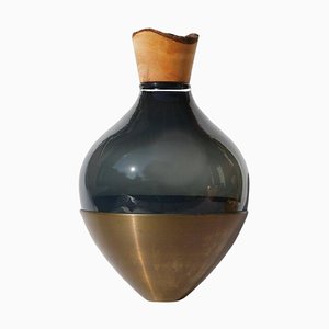 Patina India Vase II in Schwarz & Messing von Pia Wüstenberg