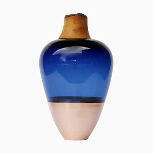 Blaue India Vase I von Pia Wüstenberg