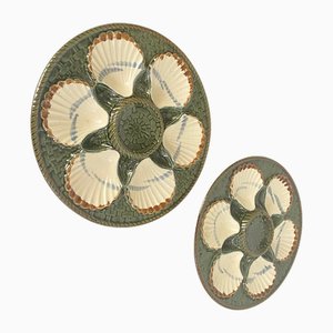 Platos para ostras de mayólica verde y blanca de Longchamp, siglo XIX. Juego de 2