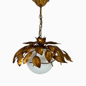 Lámpara colgante florentina vintage de oro con bombilla de vidrio opalino, años 60