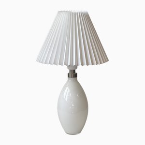 Lámpara de mesa Cocoon de vidrio blanco de Peter Svarrer de Holmegaard