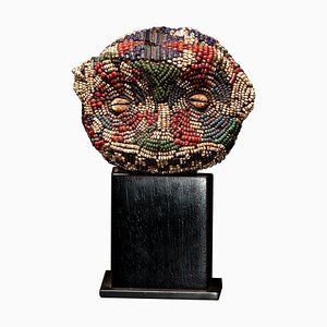 Cabeza trofeo antropomorfa de Bamileke bordada con cuentas de vidrio europeas