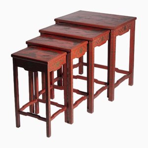 Tavolini ad incastro in quartetto laccato rosso, XX secolo, Cina, 1890, set di 4