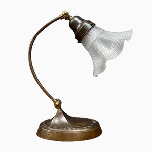 Lámpara de mesa de latón con capucha de vidrio en forma de falda, años 20