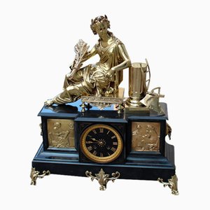 Orologio da tavolo Napoleone III in marmo nero e ottone, metà XIX secolo