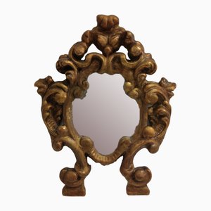 Espejo pequeño con marco dorado tallado, década de 1800