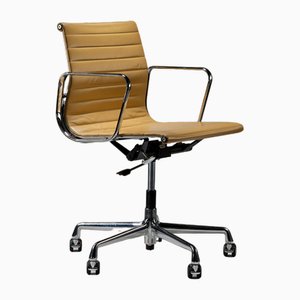 Sedia da scrivania EA117 in pelle marrone chiaro di Charles & Ray Eames per Vitra, Svizzera, anni '90