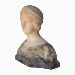 Busto di giovane donna con turbante in marmo e alabastro, metà XIX secolo