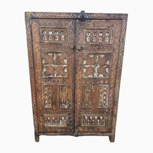 Armoire Vintage Sculptée à la Main, Afrique