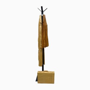 Escultura italiana de madera tallada de impermeable y chaqueta sobre perchero de metal, años 90
