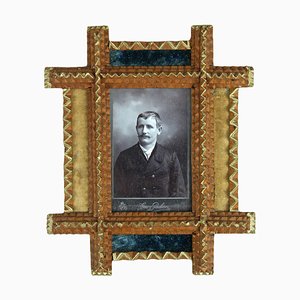 Tramp Art Photo Frame avec des éléments dorés et du velours, Autriche. années 1890