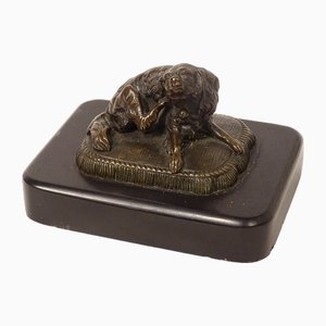 Bronzeskulptur oder Briefbeschwerer eines liegenden Hundes, 19. Jh.