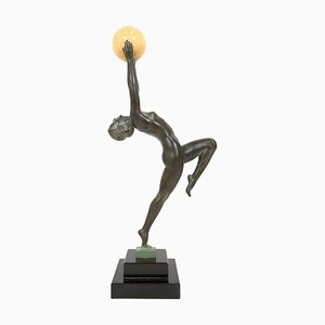 Max Le Verrier, Escultura de bailarina estilo Art Déco con bola, Spelter, jade y mármol, 2022